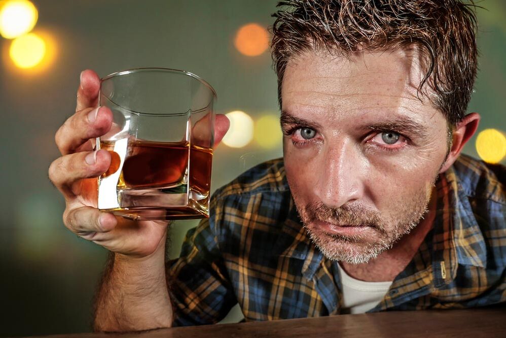 Čovjek alkoholičar izgleda bolno